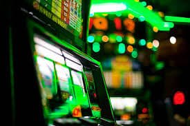 Dealer menampilkan kartu di meja blackjack petir777 dengan display HD multi-kamera