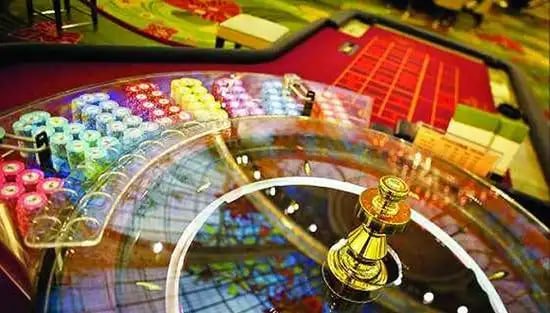 Layar streaming live blackjack dengan dealer profesional